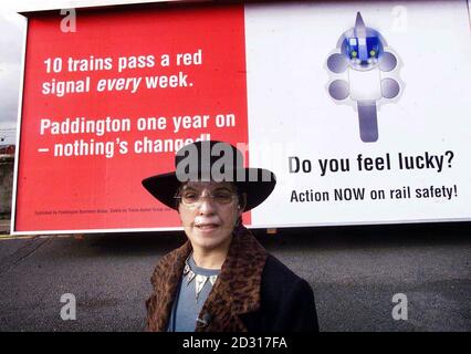 Strettamente per uso editoriale nel contesto della storia, nessun uso satirico o umoristico. PAM Warren, fondatore del Paddington Survivors' Group, lancia una campagna di grande impatto per celebrare Rail Safety Week. Foto Stock