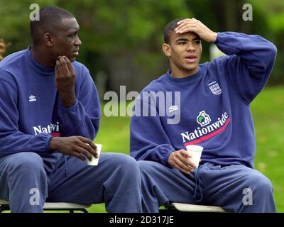 QUESTA IMMAGINE PUÒ ESSERE UTILIZZATA SOLO NEL CONTESTO DI UNA FUNZIONE EDITORIALE. NESSUN UTILIZZO DI SITI WEB/INTERNET A MENO CHE IL SITO NON SIA REGISTRATO PRESSO LA FOOTBALL ASSOCIATION PREMIER LEAGUE. L'attaccante di Liverpool Emile Heskey () con il Kieron Dyer di Newcastle United durante la sessione di allenamento in Inghilterra presso Bisham Abbey, in vista della partita di qualificazione della Coppa del mondo contro la Germania allo stadio di Wembley il 10/07/00. Foto Stock