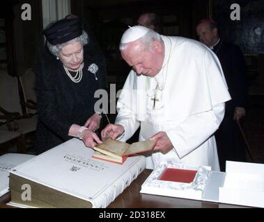 Gli scambi della Regina Elisabetta II in Gran Bretagna si presentano con Papa Giovanni Paolo II durante un'udienza in Vaticano a Roma, Italia. *vestita di nero e con un velo, la Regina è stata accolta dal leader di 80 anni della Chiesa Cattolica Romana alla porta del suo studio. Nel corso di un incontro privato della durata di 20 minuti, si pensa che abbiano discusso dei progressi verso l'unità dei cristiani e delle difficoltà nell'Irlanda del Nord. La Regina è arrivata a Roma lunedì all'inizio di quattro giorni di visita di Stato in Italia. Foto Stock