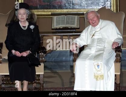 Gli scambi della Regina Elisabetta II in Gran Bretagna si presentano con Papa Giovanni Paolo II durante un'udienza in Vaticano a Roma, Italia. Foto Stock