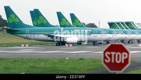 Gli aerei Aer Lingus si siedono sul asfalto all'aeroporto di Dublino mentre gli equipaggi di cabina bloccati in una disputa di pagamento con il picket Aer Lingus fuori dell'aeroporto, in quanto il loro sciopero di un giorno ha costretto la compagnia aerea ad annullare i 200 voli del giorno. * la compagnia aerea ha offerto a più di 20,000 passeggeri accordi di viaggio alternativi o rimborsi, che a seguito dello sciopero perderanno circa 2 milioni di IR. 6/4/01: La maggior parte dei voli Aer Lingus sono stati stabiliti per essere messi a terra, in quanto il personale ha un colpo solo su paga per la seconda settimana consecutiva. Più di 160 voli annullati hanno disturbato i piani di viaggio di circa 20,000 clienti Foto Stock