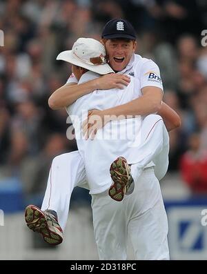 Jonny Bairstow dell'Inghilterra viene sollevato dai suoi piedi da Stuart Broard dopo aver esaurito Kirk Edwards delle Indie Occidentali con un lancio diretto durante l'Investec International Test Match al Lords Cricket Ground di Londra. Foto Stock