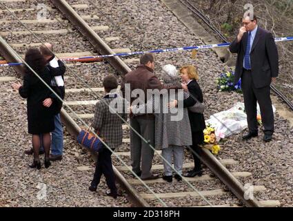 I parenti di alcuni di coloro che sono morti nel Hatfield treno crash visitare la scena in Hertfordshire. I fazzoletti di sicurezza della ferrovia hanno avvertito che sezioni di binario saranno chiuse se pensano che i passeggeri siano in pericolo dopo l'incidente di Hatfield. * l'Esecutivo per la Salute e la sicurezza sottolinea inoltre di avere il potere di perseguire i procedimenti giudiziari se si scopre che vi sono state violazioni di regolamenti o negligenza. Gli avvertimenti vengono quando l'HSE pubblica una relazione intermedia che dice che una ferrovia rotta è la causa probabile del deragliamento del treno espresso che ha causato quattro vite. Foto Stock