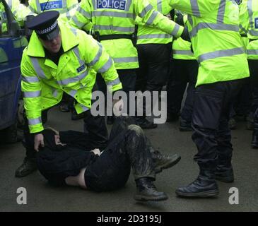 La polizia si scontra con i saboteurs di caccia a Chiddingstone, Kent, dopo che i manifestanti hanno cercato di fermare il Burstow Old Surrey & West Kent Hunt. Sono arrivati circa 20 uomini e donne, tutti con balaclavi neri e uniformi da combattimento nere. * alla Old Surrey Burstow & West Kent Hunt a Chiddingstone circa mezz'ora dopo l'inizio, con l'intenzione di protestare contro lo sport del sangue il primo giorno ufficiale della stagione di caccia alla volpe. Foto Stock