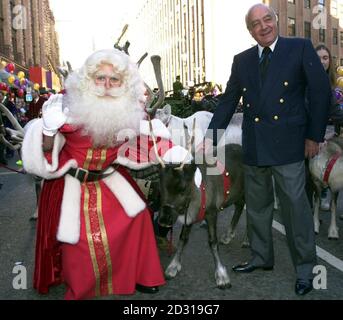 Il boss di Harrods Mohammed al Fayed (a destra) con il padre Natale e le renne fuori Harrods a Knightsbridge, nel centro di Londra. Padre Natale è stato accolto da centinaia di bambini quando è arrivato a risiedere nella sua grotta. Foto Stock