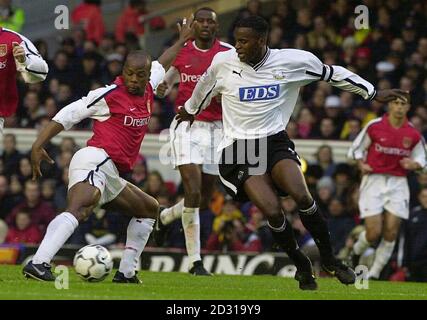 QUESTA IMMAGINE PUÒ ESSERE UTILIZZATA SOLO NEL CONTESTO DI UNA FUNZIONE EDITORIALE. NESSUN UTILIZZO DI SITI WEB/INTERNET A MENO CHE IL SITO NON SIA REGISTRATO PRESSO L'ASSOCIAZIONE CALCISTICA PREMIER LEAGUE.Sylvain Wiltord (L) dell'Arsenal affronta Darryl Powell della contea di Derby, durante la partita di fa Premiership a Highbury. Punteggio finale: Arsenal 0 Derby County 0. Foto Stock