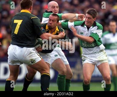 Il capitano irlandese Keith Wood e Ronan o'gara (R) tentano di abbattere Thinus Delport del Sud Africa (con la palla), durante la loro amichevole International a Lansdowne Road, Dublino. Punteggio finale: Irlanda 18 Sud Africa 28. Foto Stock