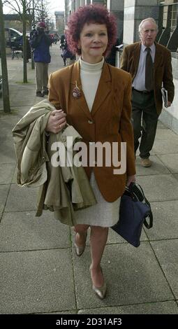 Christine Large, direttore di Bletchley Park, lascia Milton Keynes magistrates Court, Bucks, dopo Dennis Yates, 57, un commerciante di antiquariato di Noman's Lane, Sandiacre, Derbyshire, apparve di fronte a accuse di ricatto e la ricezione di beni rubati. *...i reati si suppone siano avvenuti dopo la scomparsa di una macchina nazista Enigma, del valore di 100,000, da un vetrinista a Bletchley Park, Bucks, il 1 aprile. 16/8/03: La storia interna del famigerato furto della macchina Enigma di rottura del codice da Bletchley Park nel 2000 è da divulgare in un nuovo libro di Mrs Large. Nel suo libro Foto Stock