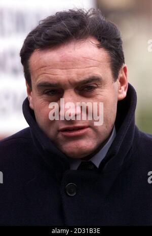 L'ex allenatore di calcio di Southampton David Jones arriva al Liverpool Crown Court dove affronta le accuse di assalto e di indecenza contro i ragazzi in una casa di cura. Jones, 44 anni, ha dichiarato di non essere colpevole di una serie di accuse quando è comparso alla Corte. *05/12/2000 l'ex allenatore di calcio di Southampton David Jones, che è stato autorizzato da tutte le accuse di abuso di minori contro di lui dopo il procedimento giudiziario al suo tribunale della Corona di Liverpool, ha dichiarato che non era stata offerta alcuna prova. Signor Jones, 44 avevano negato tutte le accuse, che si suppone abbiano avuto luogo in una scuola di Merseyside tra il 1986 e il 1990. *4/12/00: J Foto Stock