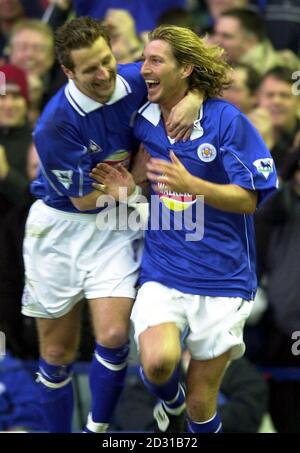 Robbie Savage di Leicester City (a destra) festeggia con il compagno di squadra Darren Eadie dopo aver segnato il primo gol, durante la partita di football della fa Premiership contro Leeds United a Filbert Street, Leicester. Foto Stock