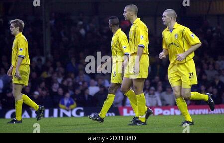 QUESTA IMMAGINE PUÒ ESSERE UTILIZZATA SOLO NEL CONTESTO DI UNA FUNZIONE EDITORIALE. NESSUN UTILIZZO DI SITI WEB/INTERNET A MENO CHE IL SITO NON SIA REGISTRATO PRESSO LA FOOTBALL ASSOCIATION PREMIER LEAGUE. I 18 milioni di Leeds United che firmano Rio Ferdinand (terza a destra) si uniscono ai suoi compagni di squadra (da sinistra a destra) Jonathan Woodgate, Lucas Radebe e Matthew Jones dopo che Leicester City ha segnato il terzo gol durante la partita della fa Premiership a Filbert Street, Leicester. Foto Stock