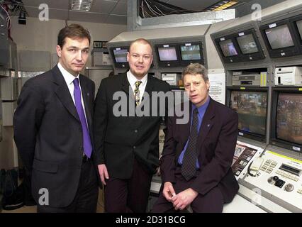 Il presentatore televisivo Nick Ross (R) e la fidanzata di Jill Dando, Alan Farthing (L), nella suite Crime di Marks and Spencer su Oxford Street, Londra, con Daniel Cockril, di Norwich, che ha vinto due premi di spaving nel suo lavoro come guardiano della sicurezza a Marks and Spencer. * la loro visita ha segnato la raccolta di 203,000 da Marks e Spencer per l'appello di Jill Dando da parte dei clienti che danno donazioni in cambio di badge. Foto Stock