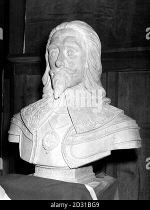 RE CARLO i : un busto di re Carlo i (re dal 1625 al 1649) a Swindon, Wiltshire. Ha governato per 11 anni senza il Parlamento fino allo scoppio della ribellione in Scozia. Il conflitto con il Parlamento portò alla guerra civile inglese, che terminò nel 1649 con il processo e l'esecuzione di Carlo. Foto Stock