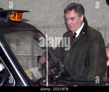 Il produttore televisivo Ted Francis, 60 anni, lascia l'Old Bailey a Londra dopo aver negato un'unica accusa di pervertire il corso della giustizia. Francesco apparve accanto all'ex vice presidente del Partito conservatore, Lord Archer. *... Archer si trovava nel molo al centro della storica corte numero uno e si è dichiarato colpevole di cinque accuse: Due di pergiuro, due di pervertire il corso della giustizia e uno di usare un falso strumento, Per quanto riguarda i diari utilizzati nel suo processo contro la stella quotidiana nel 1987. Si dice che Arcier chiese a Francesco di mentire per lui per fornire un falso alibi per Foto Stock