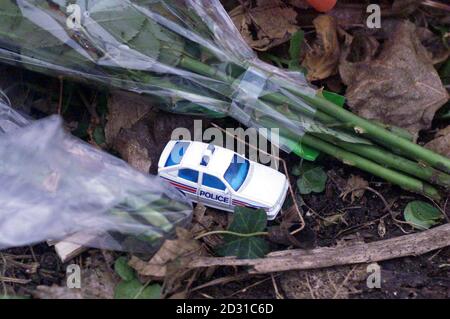 Una macchina giocattolo della polizia e fiori sulla scena in cui PC Jon Odell, 30, da Margate, Kent, è stato mown di fronte ai colleghi su Shottendane Road in città come ha cercato di fermare un motorista durante un controllo di velocità e drink-drive. *...Una donna di 34 anni, un uomo di 31 anni di Margate e un uomo di 48 anni di Herne Bay sono stati arrestati per sospetto di omicidio. La polizia ha ammesso che stavano cacciando una quarta e possibilmente una quinta persona in relazione alla morte di PC Odell. Foto Stock