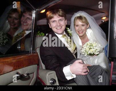 L'ex coirboy e le canzoni di lode della TV presentatore Aled Jones con la sua nuova sposa Claire Fossett mentre lasciano St Paul's Church, Covent Garden, nel centro di Londra. Il 29 anni, originario di Anglesey, Galles, è diventato famoso cantando il tema Walking in the Air. * dal film d'animazione The Snowman negli anni '80. Foto Stock