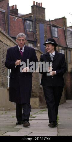 Il Segretario di Casa Jack Straw cammina su St Chads Place accompagnato dal sovrintendente Janet Williams a Kings Cross. Straw era nella zona per partecipare a un incontro con gli agenti di polizia e gli uomini d'affari locali. * dove ha annunciato che i produttori di telefoni cellulari saranno chiamati a un vertice con il governo come parte di una serie di nuove misure per combattere la criminalità stradale. Svelando un piano d'azione sulla violenza e un "kit di strumenti" per la polizia e le autorità locali per combattere le rapine, Straw ha affermato che il governo è riuscito a ridurre i livelli globali di criminalità negli ultimi tre anni e mezzo. Foto Stock