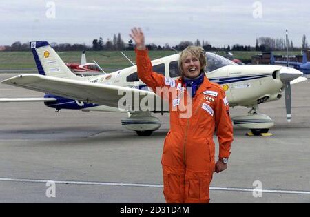 Polly Vacher a Birmingham accanto al suo aereo Piper Dakota prima di partire per il suo volo da solista in tutto il mondo. L'ex insegnante di musica di 56 anni stava decollato in un tentativo di registrazione per diventare la prima donna a volare da solo in tutto il mondo. *.. Negli aerei più piccoli via Australia e Pacifico. Durante il viaggio di quattro mesi coprirà 29,000 miglia attraverso 17 paesi in 47 segmenti. 17/05/01 Polly Vacher a Birmingham accanto al suo aereo Piper Dakota prima di partire per il suo volo da solista in tutto il mondo. Un ex insegnante di musica sperava di entrare oggi nei libri di dischi come la f Foto Stock