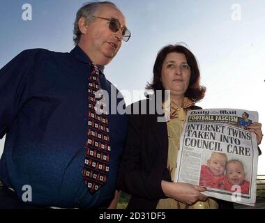 Judith e Alan Kilshaw con le carte del mattino fuori Beaufort Park Hotel, vicino alla città di mercato di Mold, dopo che i servizi sociali hanno preso i gemelli che hanno adottato su Internet in cura. * entrambi parlavano di una "notte insonne" dopo che i bambini sono stati rimossi ieri sera, quando la polizia e gli operatori sociali hanno organizzato un impressionante baldone nell'hotel del Galles del Nord dove la famiglia stava alloggiando. I gemelli, Kimberley e Belinda, sono stati eseguiti dei sommersi in coperte dopo che un ordine di protezione di emergenza è stato servito sulla coppia. Foto Stock