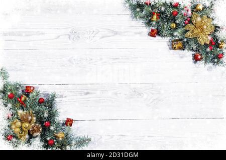 Rami di abete natalizio con giocattoli su vecchio tavolo di legno con luce bokeh. Bellissimo sfondo di Natale. Foto Stock