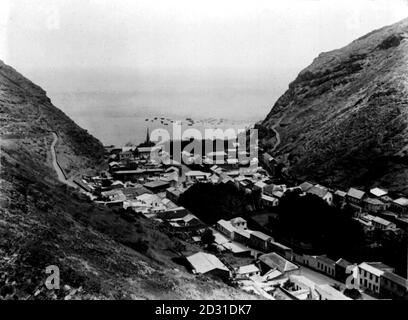 1925: Una vista di Jamestown, capitale dell'isola atlantica del sud di Sant'Elena. La colonia britannica fu il luogo dell'esilio per l'imperatore francese Napoleone, dopo la sua abdicazione nel 1815. Napoleone vi soggiornò brevemente prima di passare gli ultimi anni con il suo entourage a Longwood House, più lontano nell'entroterra. Morì e fu sepolto sull'isola nel 1821. Foto Stock