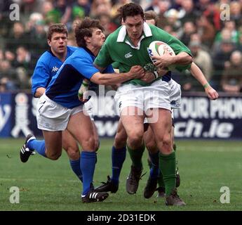 David Wallace (a destra), irlandese, scompone un attacco dal Romero Pez italiano durante la partita dei Lloyds TSB Six Nations al Flaminio Stadium di Roma. Foto Stock