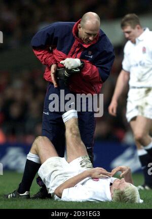 La Will Greenwood dell'Inghilterra è chiamata Man of the Match, in quanto riceve un trattamento per il cramp durante la partita dei Lloyds TSB Six Nations contro il Galles al Millennium Stadium di Cardiff. Foto Stock