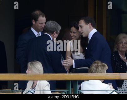 Il principe William (a sinistra) presenta il direttore d'Inghilterra Roy Hodgson a Lord e Lady Frederick Windsor al Centre Court durante il 9° giorno dei Campionati di Wimbledon del 2012 all'All England Lawn Tennis Club di Wimbledon. Foto Stock