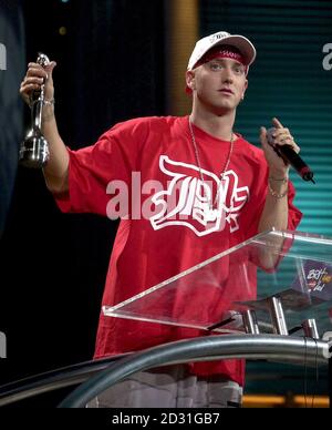 Eminem, la star americana del rap, parla alla folla dopo aver vinto il premio Best International Artist durante i Brit Awards 2001, all'Earls Court di Londra. Foto Stock
