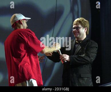 Sir Elton John (a destra) presenta il premio per il miglior artista maschile internazionale solo alla star americana Eminem, al Brit Awards 2001, presso Earls Court di Londra. Foto Stock