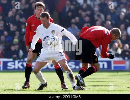 QUESTA IMMAGINE PUÒ ESSERE UTILIZZATA SOLO NEL CONTESTO DI UNA FUNZIONE EDITORIALE. NESSUN UTILIZZO DI SITI WEB/INTERNET A MENO CHE IL SITO NON SIA REGISTRATO PRESSO LA FOOTBALL ASSOCIATION PREMIER LEAGUE. David Batty (centro) di Leeds United controlla il pallone dopo Teddy Sheringham (a sinistra) e David Beckham, durante la partita di football della fa Premiership a Elland Road, a Leeds. Foto Stock