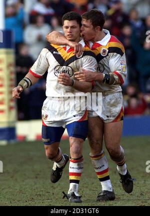 Henry Paul (a sinistra) di Bradford Bulls celebra il suo obiettivo finale vincente contro St Helens con il compagno di squadra Stuart Fielden, durante la partita della Super League a Valley Parade, a Bradford. Foto Stock