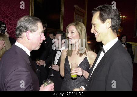 Il Principe del Galles (a sinistra) parla con l'attore Richard e Grant e l'attrice Joely Richardson, alla cena per celebrare il 25° anniversario della fiducia del Principe al St James's Palace, a Londra. Foto Stock