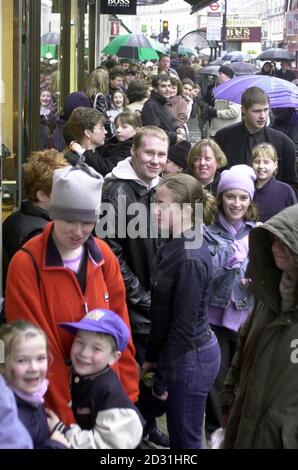 I fan del gruppo pop Made-for-TV Hear'Say si allineano all'esterno del negozio di giocattoli Hamleys di Londra, mentre i "Poppars" lanciavano le loro bambole. Il gruppo - Kym, Danny, Suzanne, Noel e Myleene - copie firmate delle bambole, che sono al prezzo di 14.99 ciascuno. * ...alle centinaia che si accodarono per vederle nella carne. Foto Stock