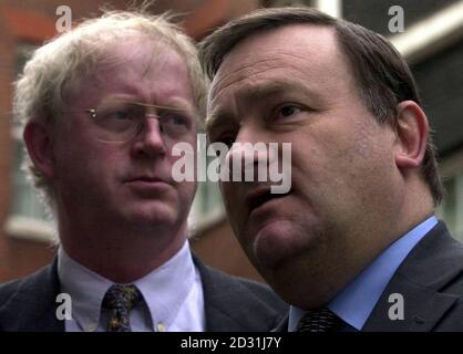 Ben Gill, presidente della National Farmers Union (sinistra) e ministro dell'Agricoltura Nick Brown al di fuori del n. 10 Downing Street, a Londra, dopo un incontro tra i leader sindacali degli agricoltori Brown e il primo ministro Tony Blair. Foto Stock