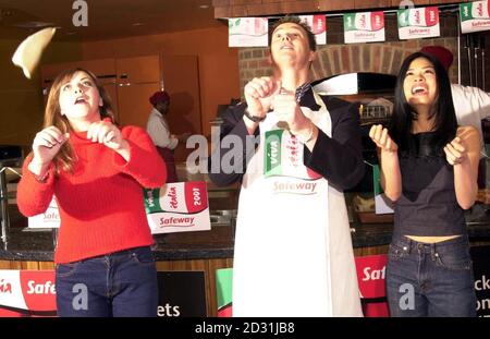 (L-R) Singers Charlotte Church, Russell Watson e la violinista Vanessa Mae, lanciano pizze nell'aria al supermercato Safeway di Wapping East London, per promuovere Safeway picnic con Pavarotti, un concerto con la cantante italiana, che si terrà a Hyde Park di Londra. Foto Stock