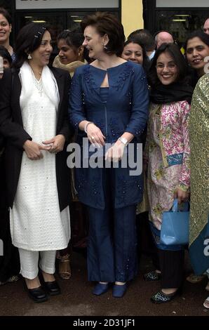 La moglie del primo ministro Cherie Booth incontra i fan di Bollywood, mentre arriva alla National Exhibition Center Arena di Birmingham, per il Mega Mela BBC ASIA Awards Show. I premi Asian Success, Innovation and Achievement celebrano tutti gli aspetti della vita asiatica. * cultura e arte. Foto Stock