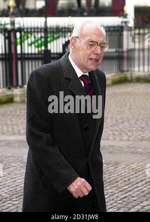 Sir Denis Thatcher, marito dell'ex primo ministro Baronessa Margaret Thatcher, arriva per il servizio di ringraziamento per la vita della leggenda del cricket Lord Cowdrey di Tonbridge a Westminster Abbey, Londra. * Colin Cowdrey, ex capitano del Kent e dell'Inghilterra e presidente dell'International Cricket Council, morì nel dicembre 2000, all'età di 67 anni. Foto Stock