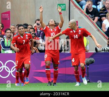 I giovani dos Santos del Messico festeggiano il loro secondo gol durante la partita di calcio olimpica al City of Coventry Stadium. Coventry. Foto Stock