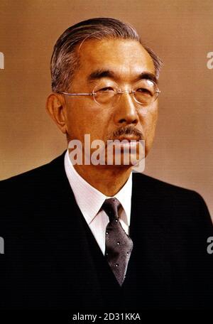 IMPERATORE HIROHITO 1971: Hirohito (1901-1989) fu imperatore del Giappone dal 1926 fino alla sua morte nel 1989. Fu considerato come un monarca divino dal suo popolo fino a quando la sconfitta del Giappone nella seconda guerra mondiale portò alla creazione di una monarchia costituzionale. Foto Stock