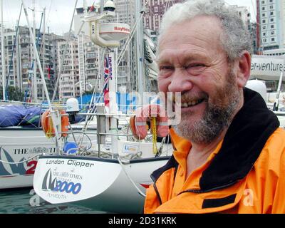 Sir Robin Knox Johnson, che è stato il primo a navigare senza sosta in tutto il mondo, ed è ora presidente di Clipper Ventures, raffigurato nel porto di Hong Kong mentre gli yacht Clipper si preparano a navigare per San Fernando nei Phillipini. La gara di Times Clipper 2000 è a metà strada nel giro della gara mondiale ed è prevista per la fine a Portsmouth nel mese di settembre.**EDI** PA Foto : Paul Ellis. Vedere la storia di PA YACHTING HKG-Times cl. Foto Stock