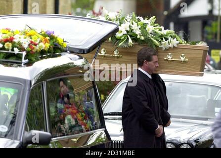 I undertakers portano la bara di Sir Harry Secombe dal cuore fuori della chiesa parrocchiale a Cranleigh, Surrey come amici, famiglia e colleghi riuniti per dire Arrivederci alla leggenda comica. L'ex Goon morì la scorsa settimana di cancro, all'età di 79 anni. Foto Stock