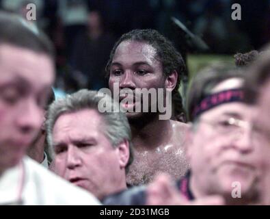 Lennox Lewis sembra essere in shock mentre sta guardando Hasim Rahman celebrare dopo il World Heavyweight Title Fight a Carnival City, Johannesburg. * l'americano Hasim Rahman ha battuto il britannico Lennox Lewis nel quinto round per diventare il nuovo campione di pesi massimi WBC/IBF/IBO. Foto Stock