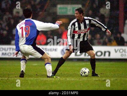 Tony Gallimore (a destra) di Grimsby Town, mentre Damien Johnson di Blackburn Rover corre verso di lui, durante la partita della Nationwide Division 1 al Blundell Park, Grimsby. Foto Stock