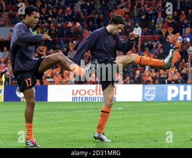 La firma discografica di Manchester United Ruud Van Nistelrooy (a destra) si scalda per l'Olanda, la sua prima apparizione da quando ha firmato per i campioni inglesi, l'International friendly Against Cyprus al Philips Stadium di Eindhoven, Olanda. Foto Stock