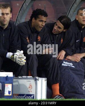 Il record di Manchester United firma Ruud Van Nistelrooy con il compagno di squadra Pierre van Hooijdonk in attesa sulla panchina per la sua prima apparizione dopo la firma per i campioni inglesi, l'International friendly contro Cipro al Philips Stadium, Eindhoven, Olanda. Foto Stock