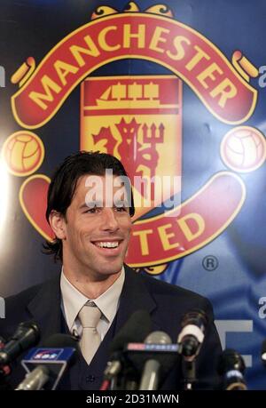 Il record del Manchester United che firma Ruud Van Nistelrooy parla ai media durante una conferenza stampa a Old Trafford, Manchester. Il giocatore si unisce alla squadra olandese Eindhoven. Foto Stock