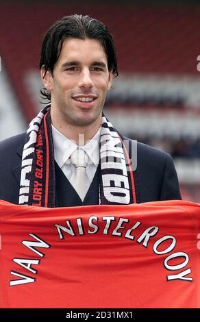 Il record di Manchester United firma Ruud Van Nistelrooy con il manager Unito Sir Alex Ferguson a Old Trafford, Manchester. Il giocatore si unisce a United dal team olandese Eindhoven. Foto Stock