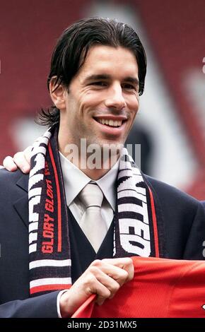 Il record di Manchester United firma Ruud Van Nistelrooy con il manager Unito Sir Alex Ferguson a Old Trafford, Manchester. Il giocatore si unisce a United dal team olandese Eindhoven. Foto Stock