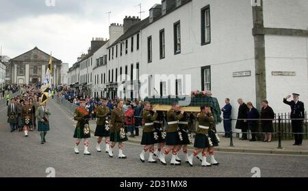 La bara del duca di Argyll è condotta attraverso le strade di Inverary in Scozia dopo i suoi funerali alla chiesa parrocchiale. Il duca, la cui casa di famiglia è Inveraray Castle, Argyll e Bute, è morto improvvisamente nel fine settimana in un ospedale di Londra, durante un intervento di cardiochirurgia di 63 anni. Foto Stock